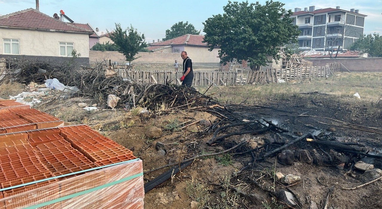 Kuluda bahçe içerisinde ağaç yangını