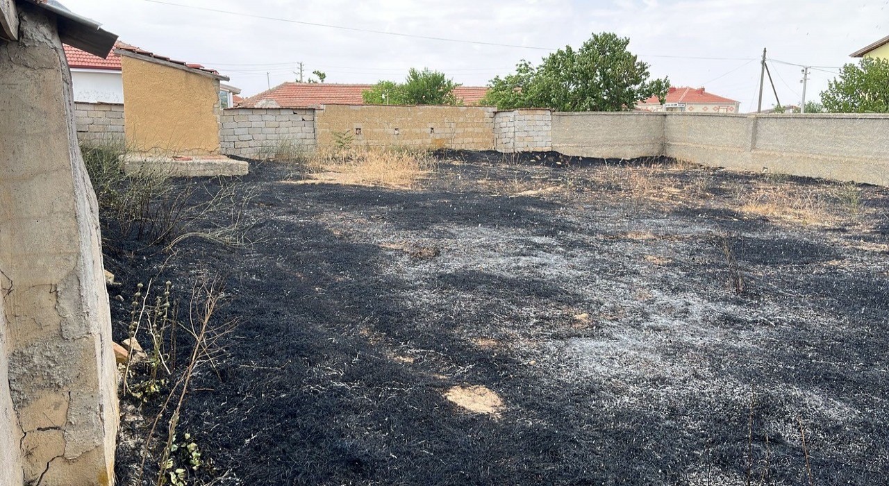 Kuluda bahçedeki ot yangını korkuttu