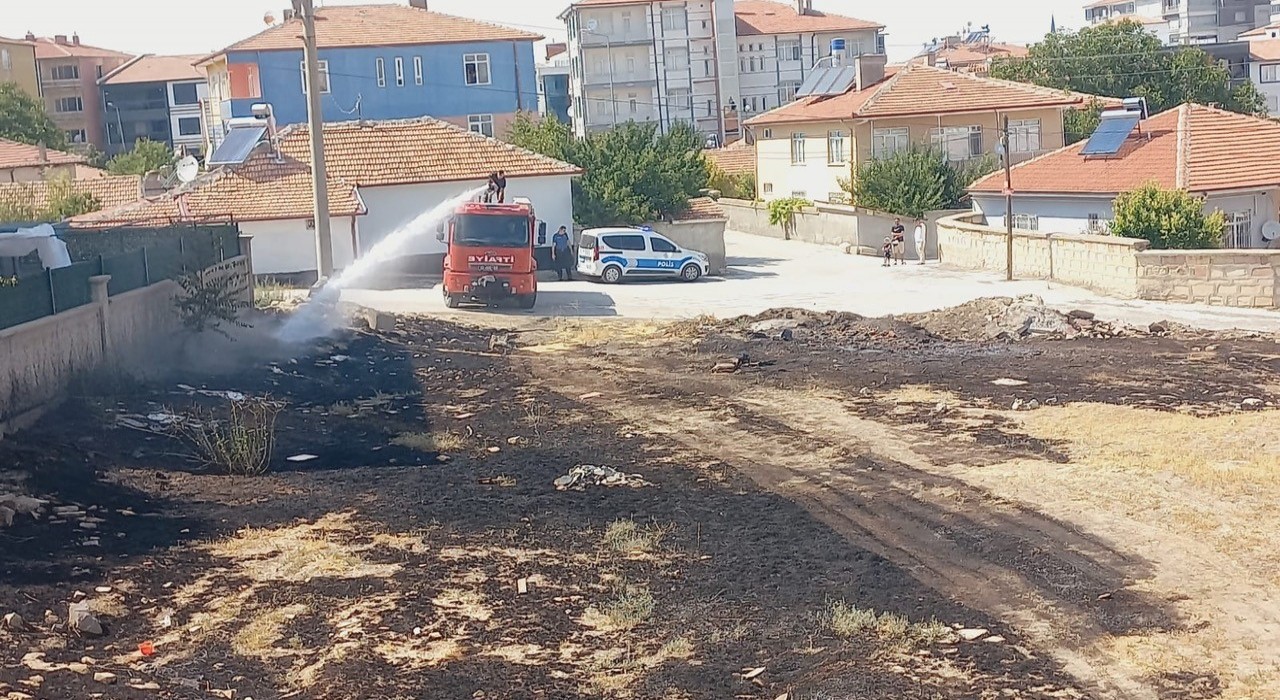 Kuluda boş arsada yangın paniği