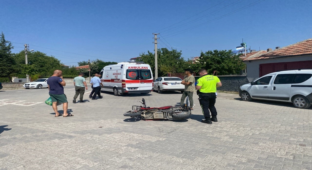 Kuluda elektrikli bisiklet otomobile çarptı: 1 yaralı