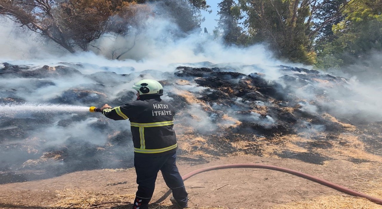 Kumluda saman balyaları alevlere teslim oldu