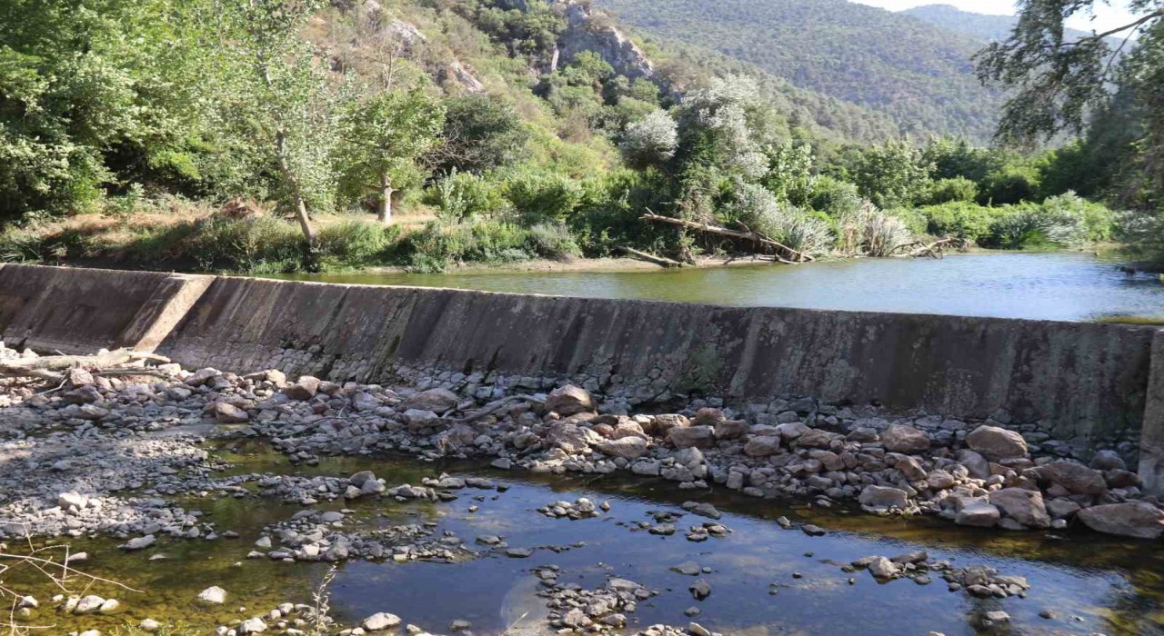 Kuraklık ve orman yangınları Düzmeşe Bentinin adeta kuruttu