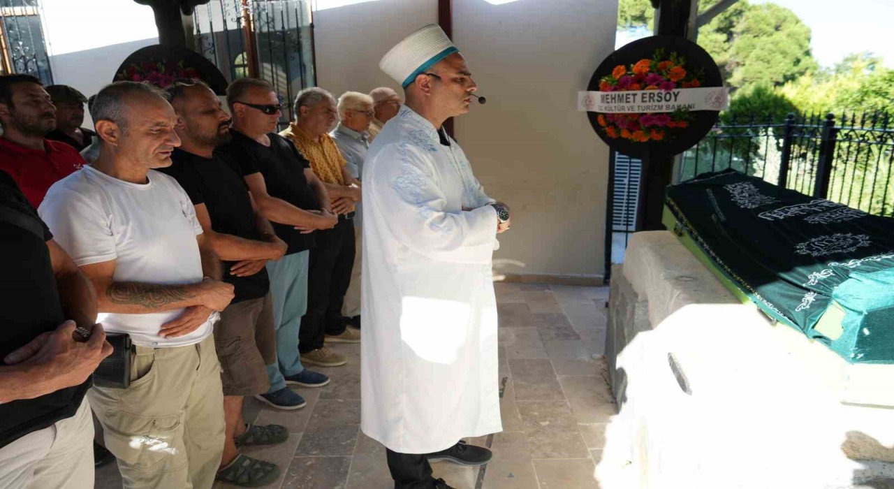 Kurtlar Vadisi dizisinin Kibritçi Çevatı Şekip Taşpınar son yolculuğuna uğurlandı