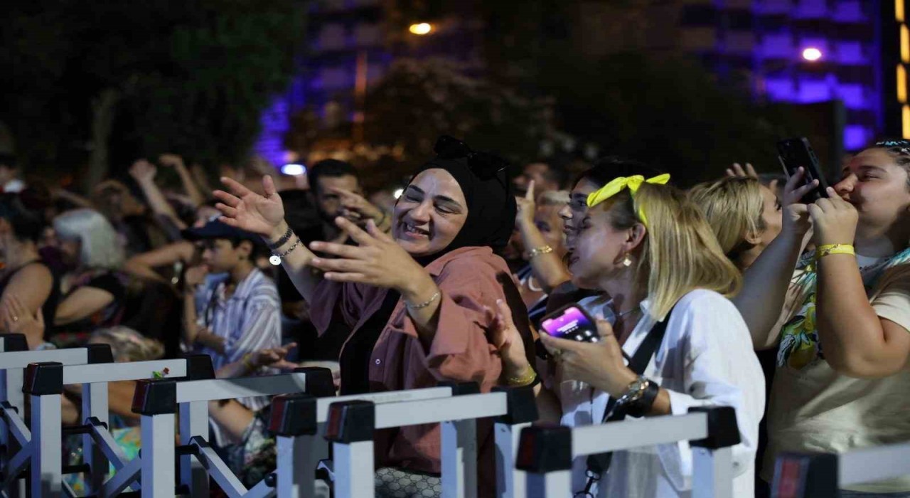 Kuşadalılar ‘Yaz Konserleri ile eğlendi