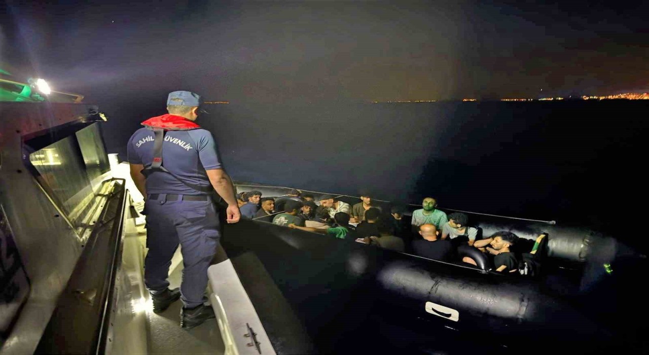 Kuşadasında 18 düzensiz göçmen kurtarıldı