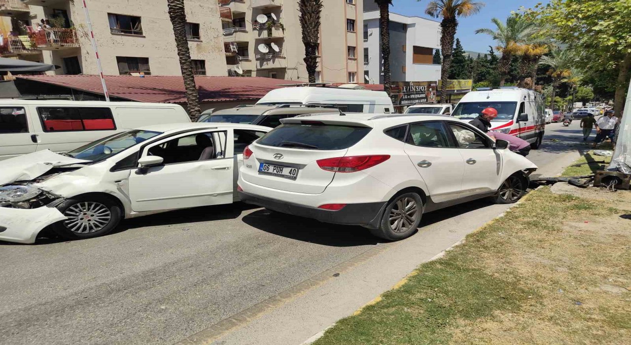 Kuşadasında freni tutmayan araç kazaya neden oldu: 5 yaralı