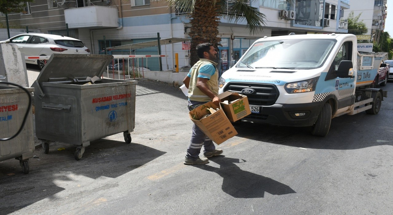 Kuşadasında temizlik çalışmaları sürüyor