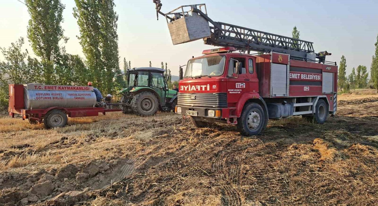 Kütahyada 8 dönüm arazi ve 180 balya saman küle döndü