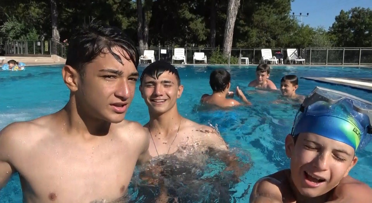 Kütahyada sıcaklardan bunalanlar termal havuzlara akın ediyor