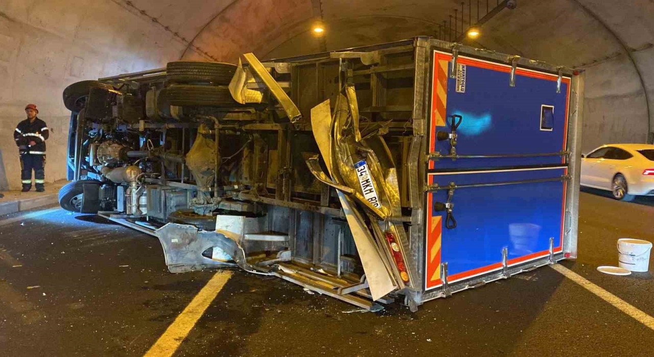 Kuzey Marmara Otoyolunda tünel içinde kaza: 1i çocuk 3 yaralı