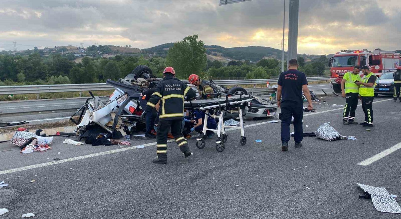 Kuzey Marmarada otomobil yön tabelasına çarptı: 1 ölü, 4 yaralı