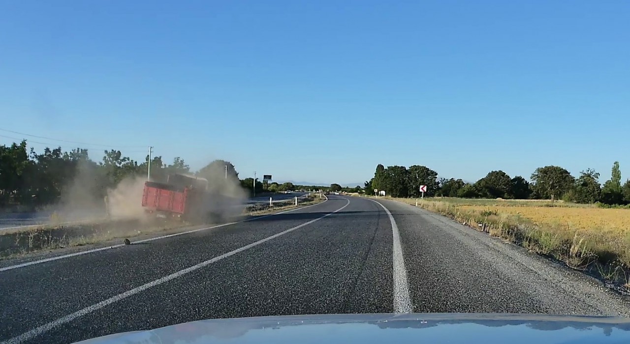 Lastiği patlayan kamyon devrilmekten son anda kurtuldu