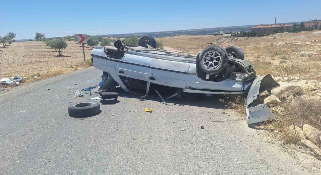 Lastiği yerinden kopan otomobil devrildi: 2 yaralı