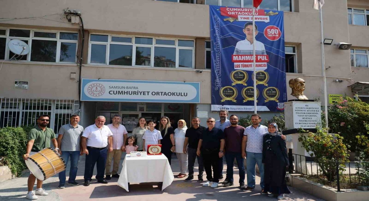 LGS Türkiye birincisi öğrenci, plaket ve altınla ödüllendirildi