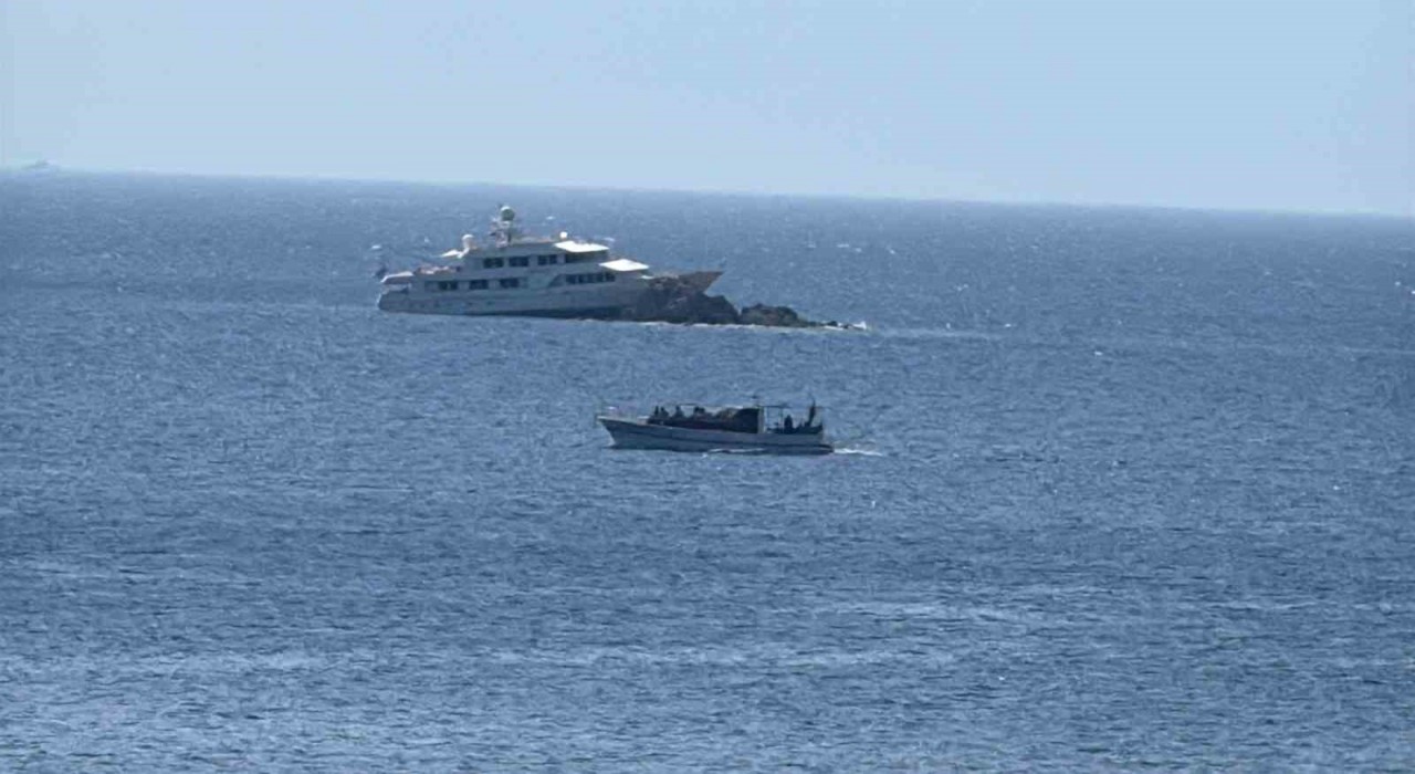 Lüks motoryat gece kayalıklara çarptı: 7 kişi kurtarıldı