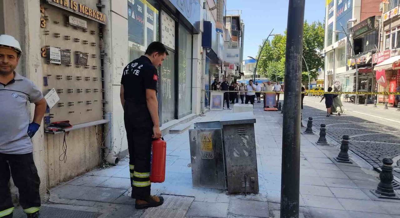 Lüleburgazda kaldırımdaki elektrik panosunda yangın