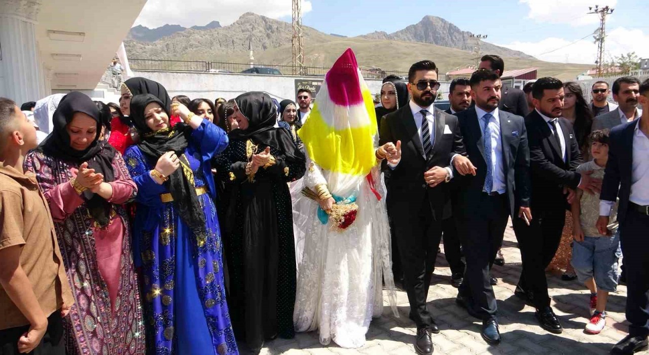 Mahmedpiran Aşiretinden örnek takı töreni