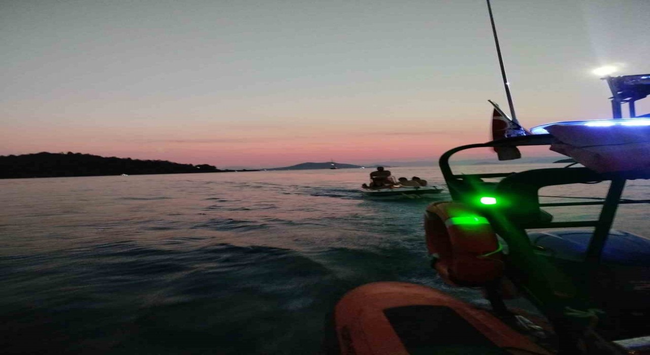 Makine arızası nedeniyle sürüklenen tekne kurtarıldı