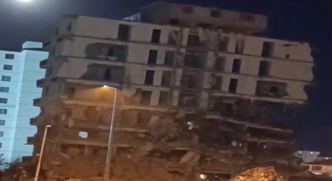 Malatyada ağır hasarlı 7 katlı bina saniyeler içerisinde yerle bir oldu