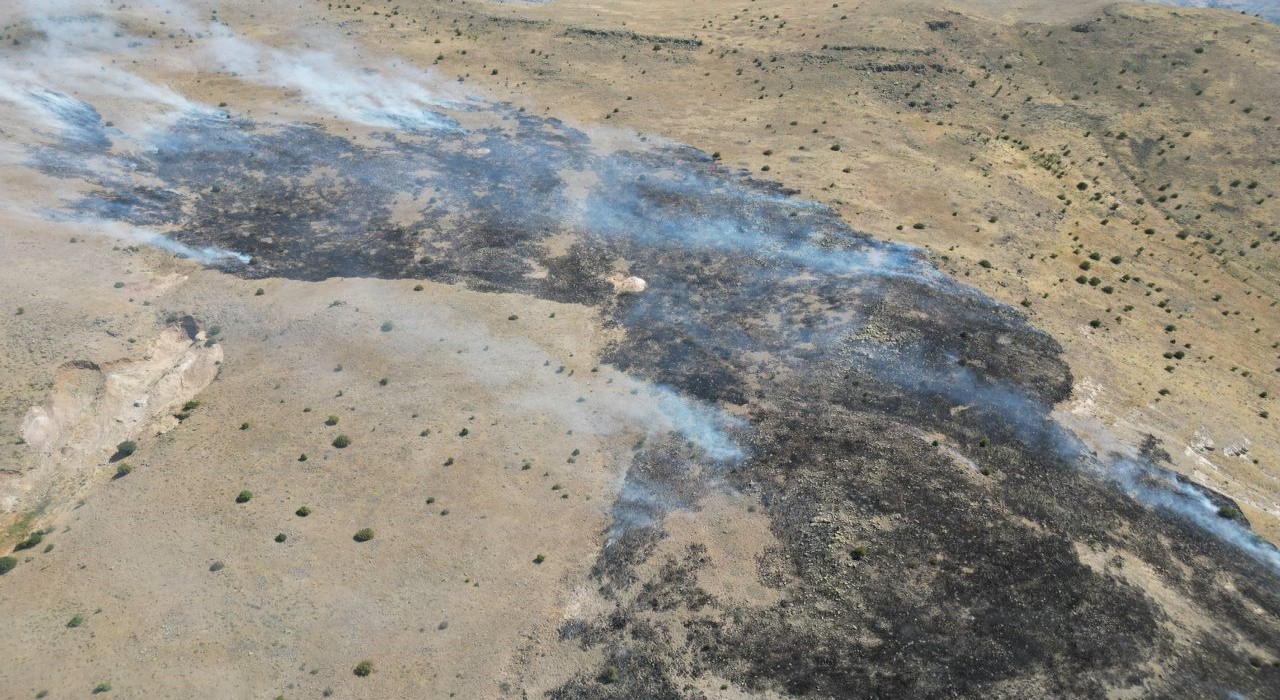 Malatyada dağlık alanda çıkan yangın havadan görüntülendi