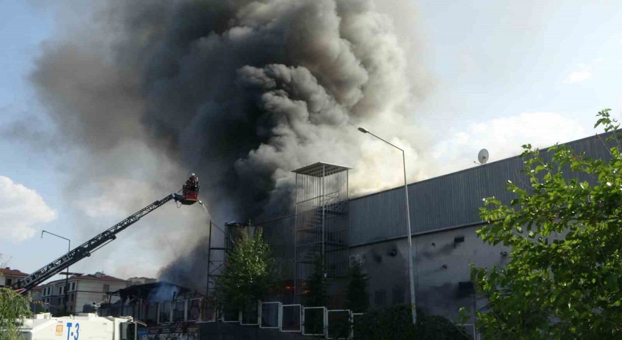 Malatyada hırdavat mağazasında çıkan yangın kontrol altına alındı