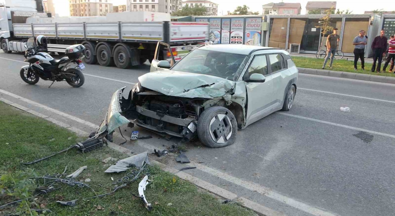 Malatyada kontrolden çıkan araç refüje çarptı: 3 yaralı