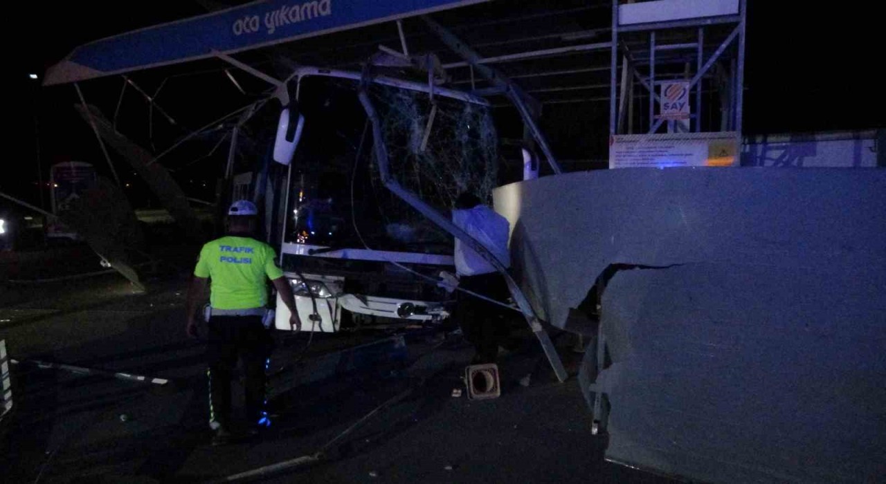 Malatyada kontrolden çıkan yolcu otobüsü oto yıkamaya daldı: 8 yaralı