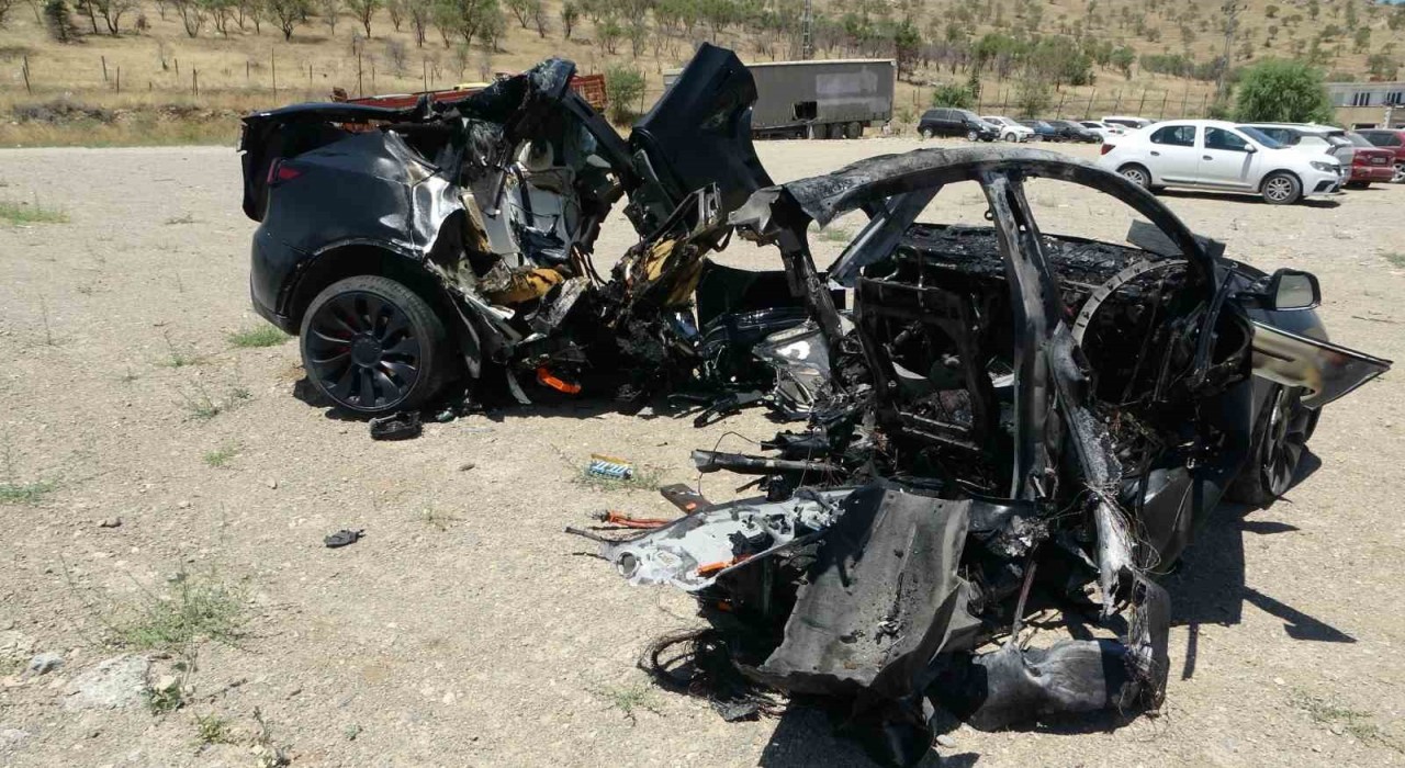 Malatyada Tesla kazası: Araç ikiye bölündü, 2 hemşire hayatını kaybetti