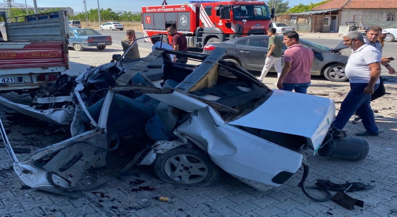 Malatyadaki kazada Tofaş hurdaya döndü: 1 ölü, 1 yaralı