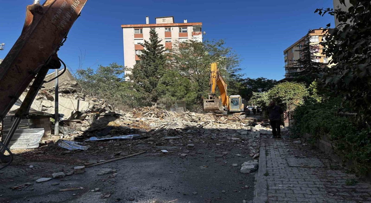 Maltepede faciadan dönüldü: 11 katlı bina yıkım sırasında çöktü
