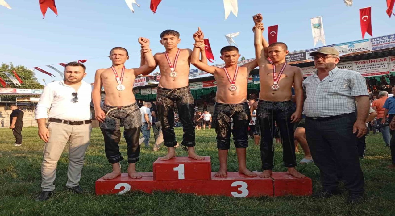 Manavgatlı minik güreşçiler çifte madalyayla döndü