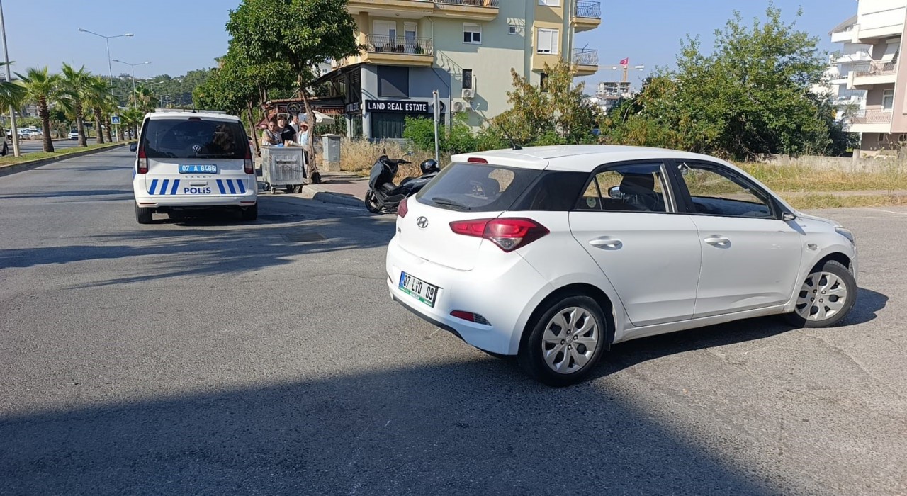 Manavgatta otomobil ile çarpışan motosikletli yaralandı