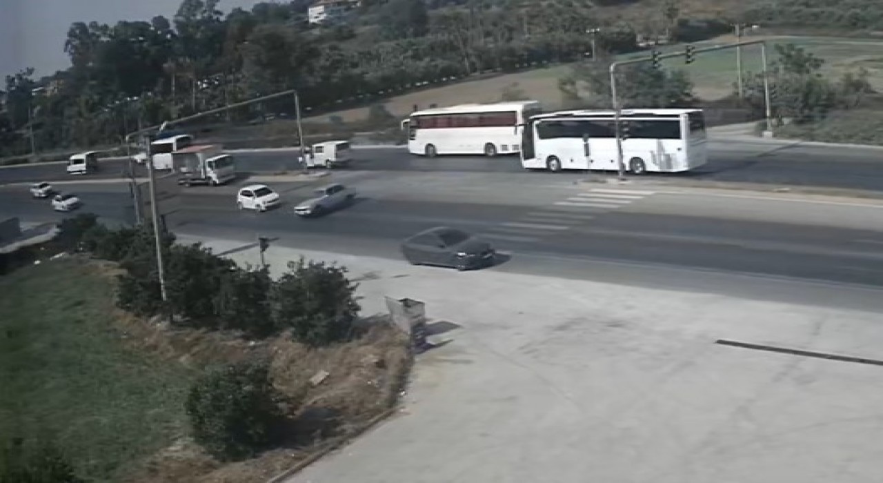 Manavgatta otomobilin U dönüşü sonrası kaza anı kamerada