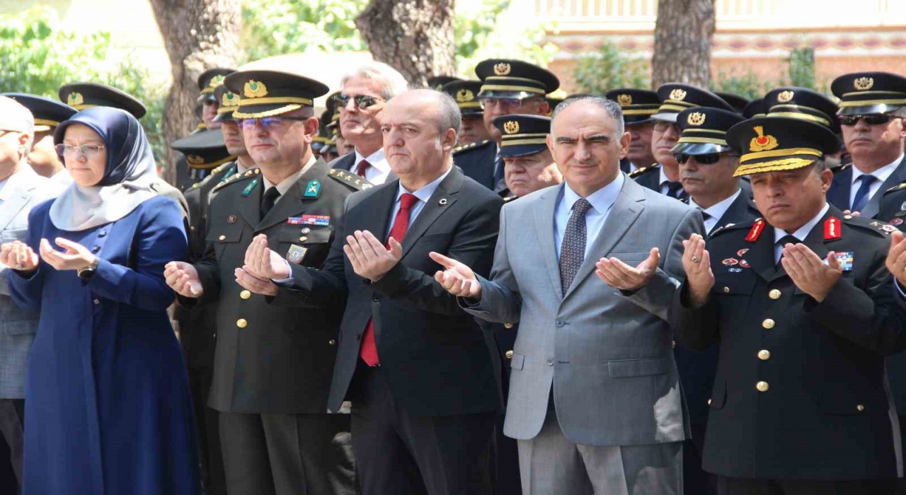 Manisada 15 Temmuz şehitleri dualarla anıldı