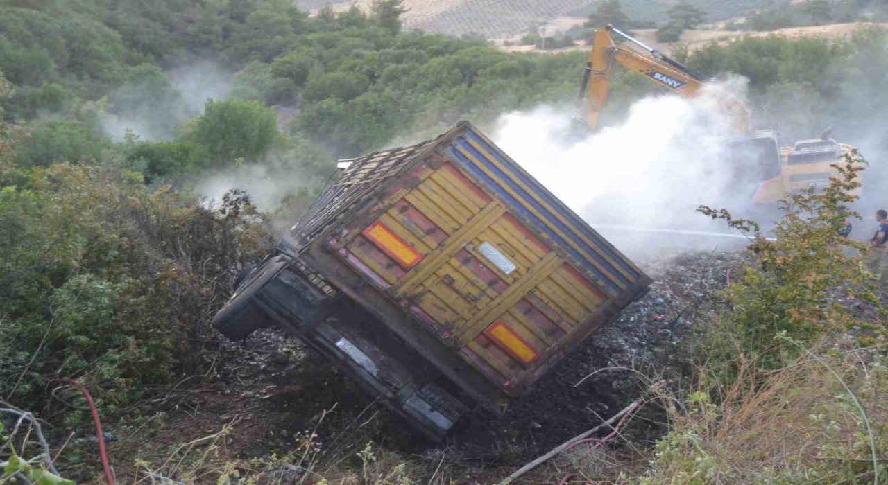 Manisada alev alan kamyon şarampole uçtu, yangın ormana sıçramadan söndürüldü
