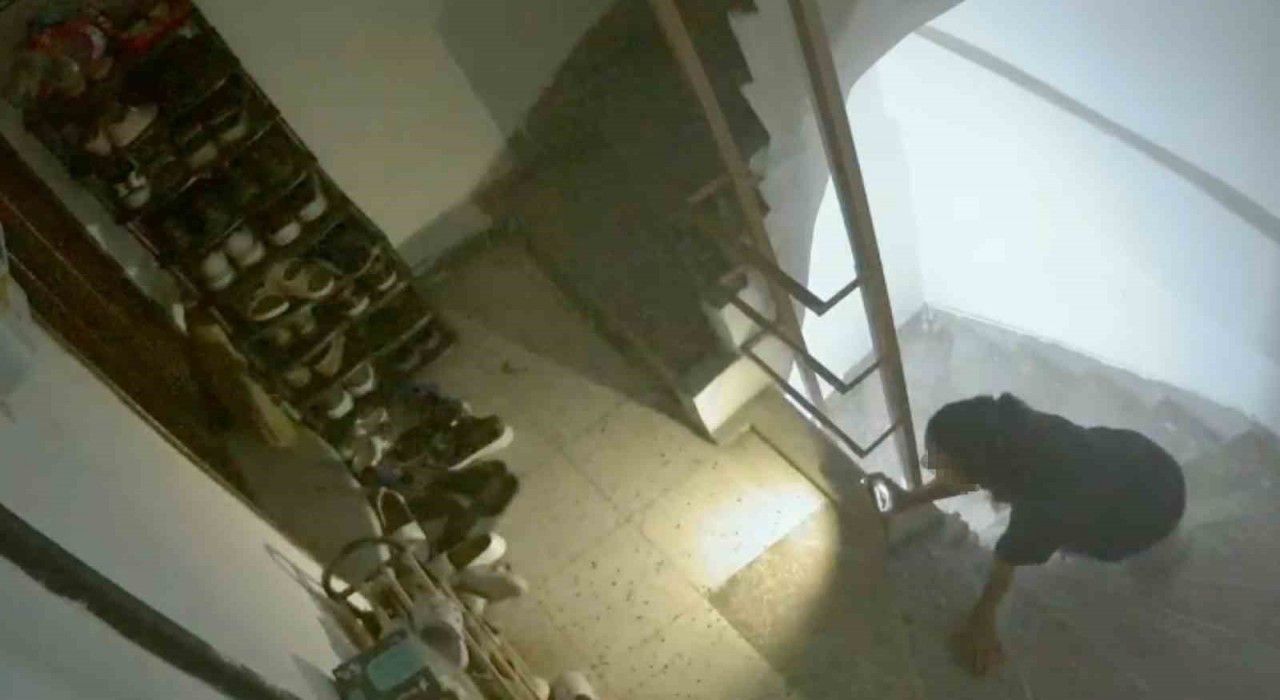 Manisada ayakkabı hırsızı güvenlik kamerasına yakalandı