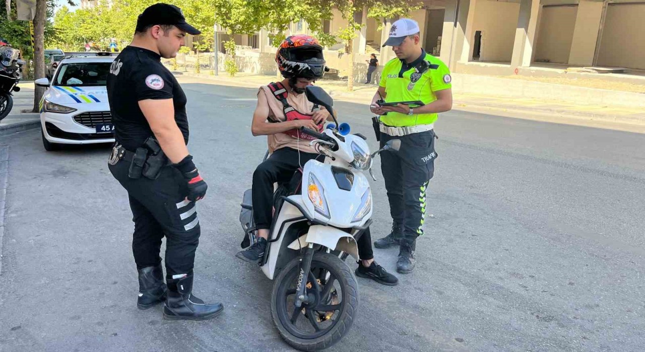 Manisada kurallara uymayan motosiklet sürücülerine ceza yağdı