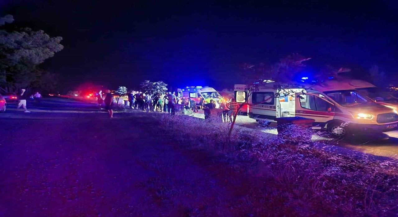 Manisada tır elektrikli motosiklete çarptı: 6 yaralı