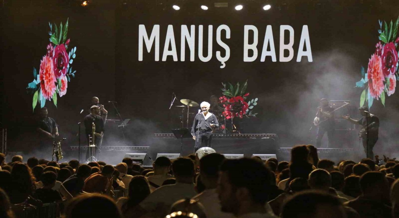 Manuş Baba, DEMOTta hayranlarıyla bir araya geldi