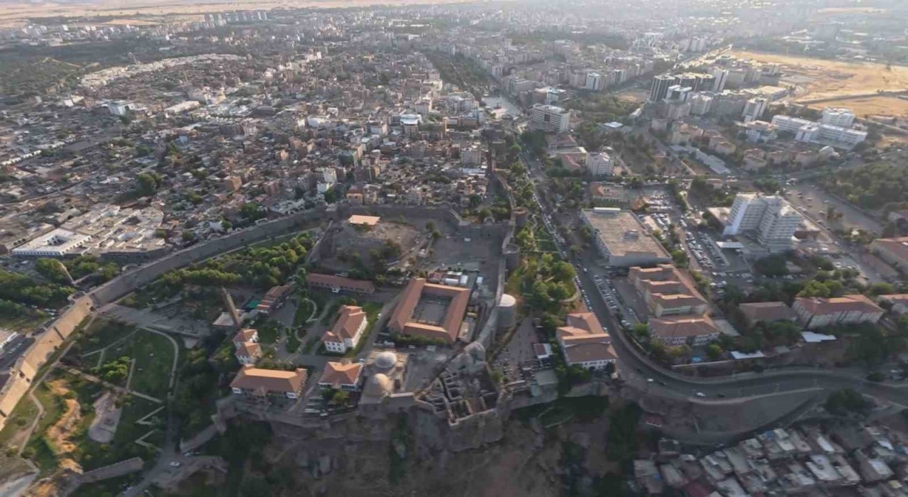 Manzara tutkunları havadan Diyarbakırın tarihi yerlerini keşfediyor