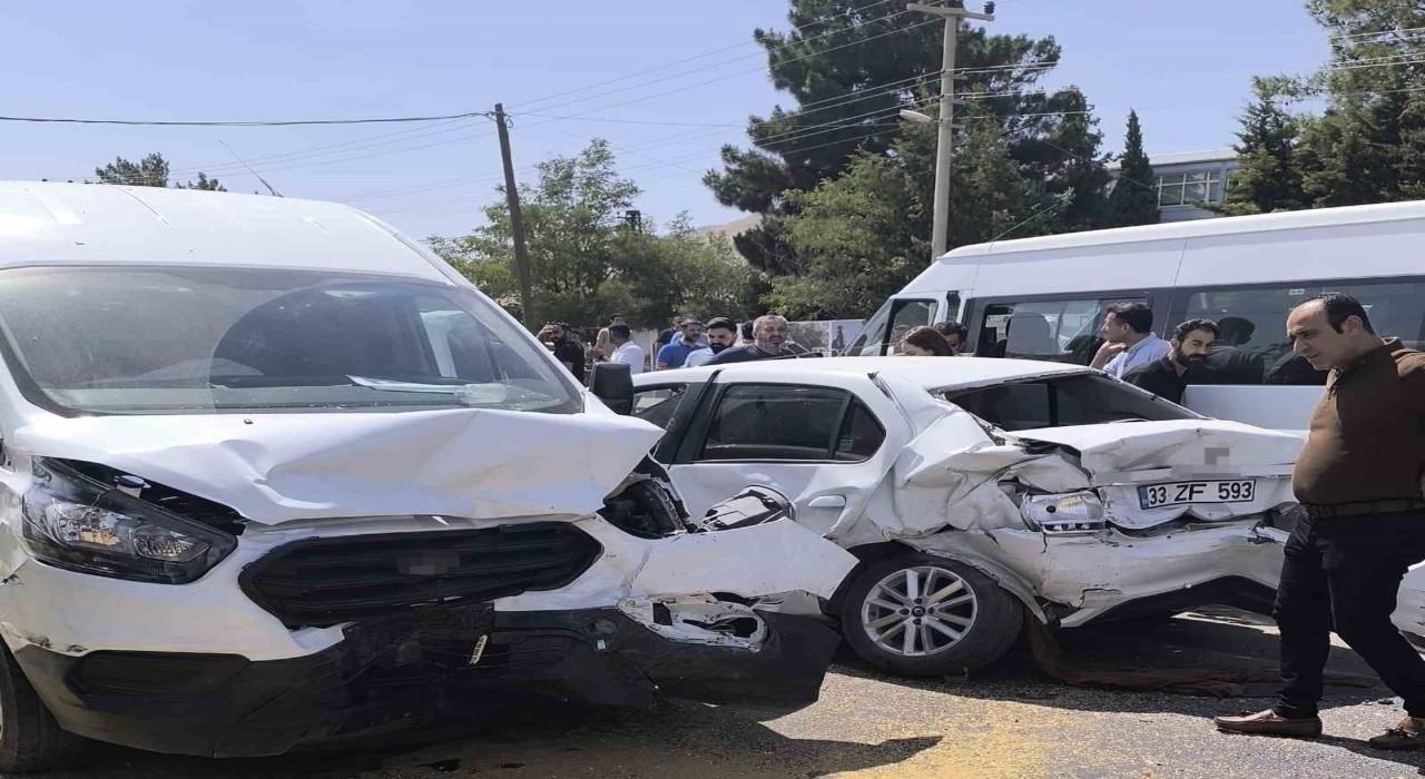 Mardinde freni patlayan tır, ışıkta bekleyen araçlara çarptı: 7 yaralı
