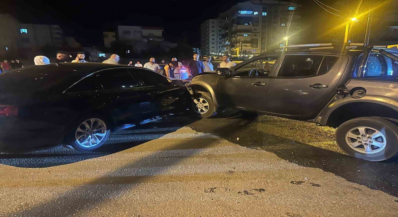 Mardinde otomobil ile pikabın çarpıştığı kazada 6 kişi yaralandı