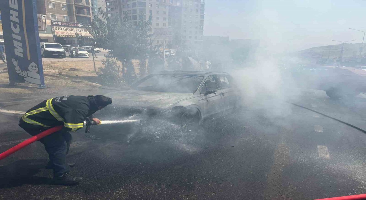 Mardinde seyir halindeki otomobil yandı