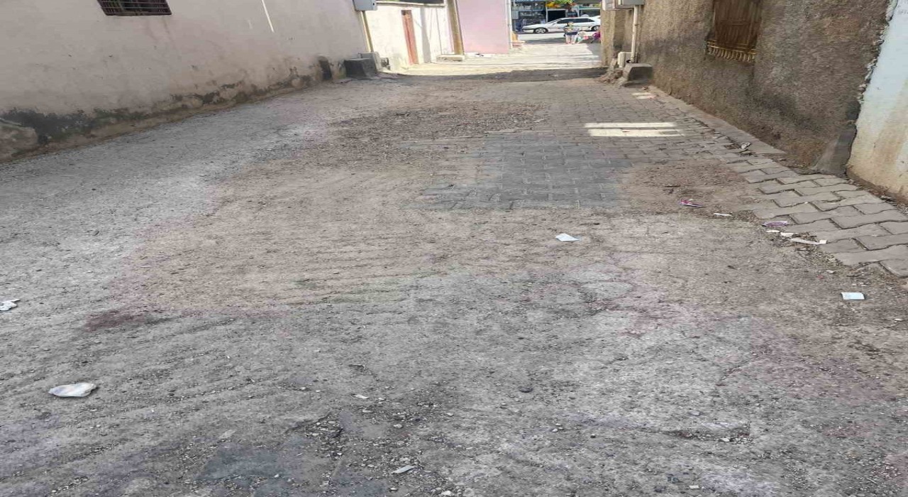 Mardinde yapılmayan bozuk cadde vatandaşları çileden çıkardı