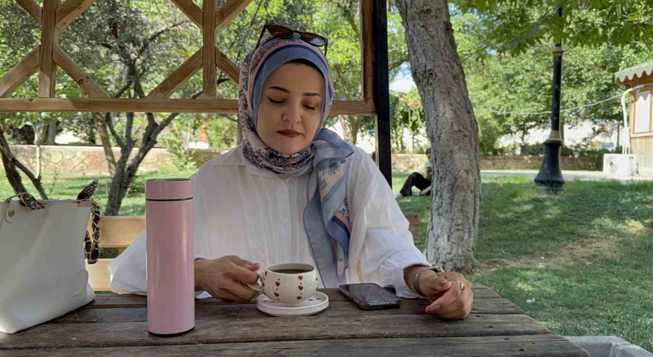 Mardinliler kavurucu sıcaklara rağmen çaydan vazgeçmiyor