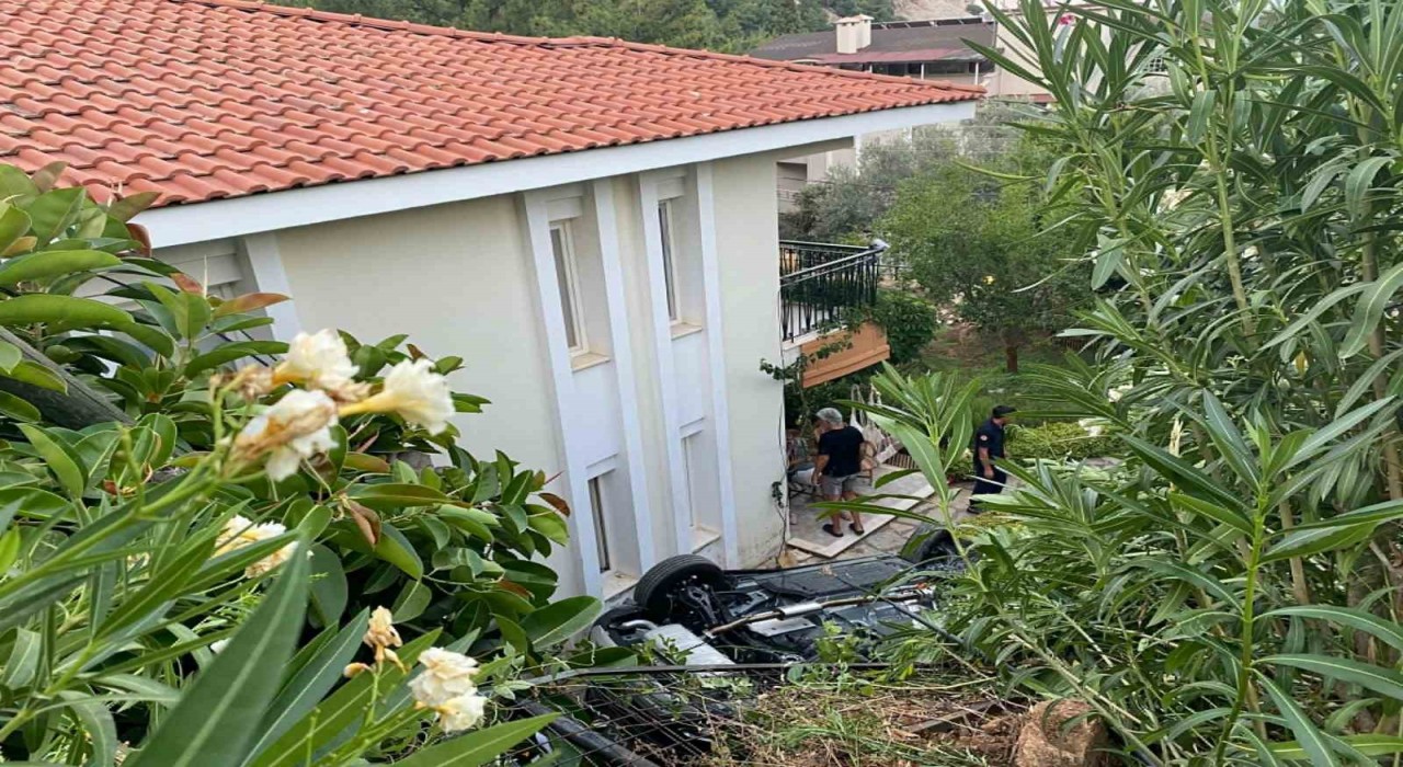 Marmariste otomobil evin bahçesine uçtu: 1 ölü, 4 yaralı