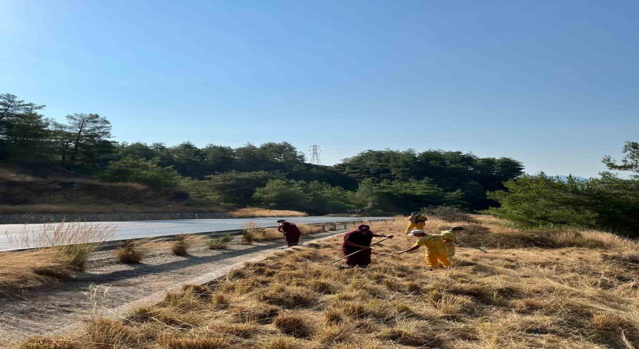 Marmariste yol kenarlarında yangınlara önlemler dahilinde ot temizliği yapıldı
