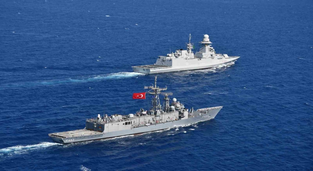 Mavi Vatanın yüzen kalesi TCG Gelibolu Fırkateyni İtalya Deniz Kuvvetleri unsuru İTS Bergamini ile eğitimler icra etti