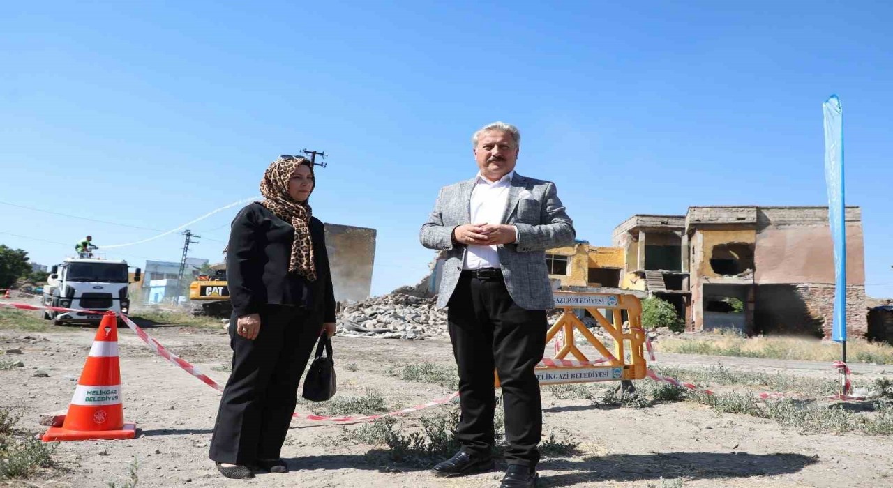 Melikgazide metruk 5 yapı yıkıldı