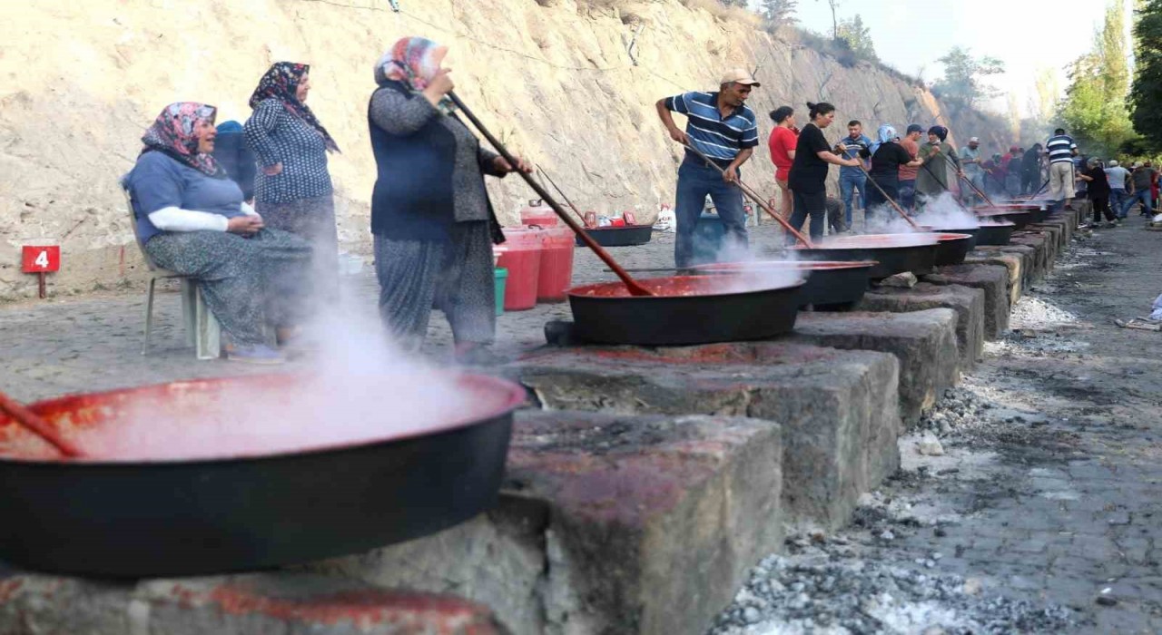 Melikgazide salçalar kaynamaya başlıyor